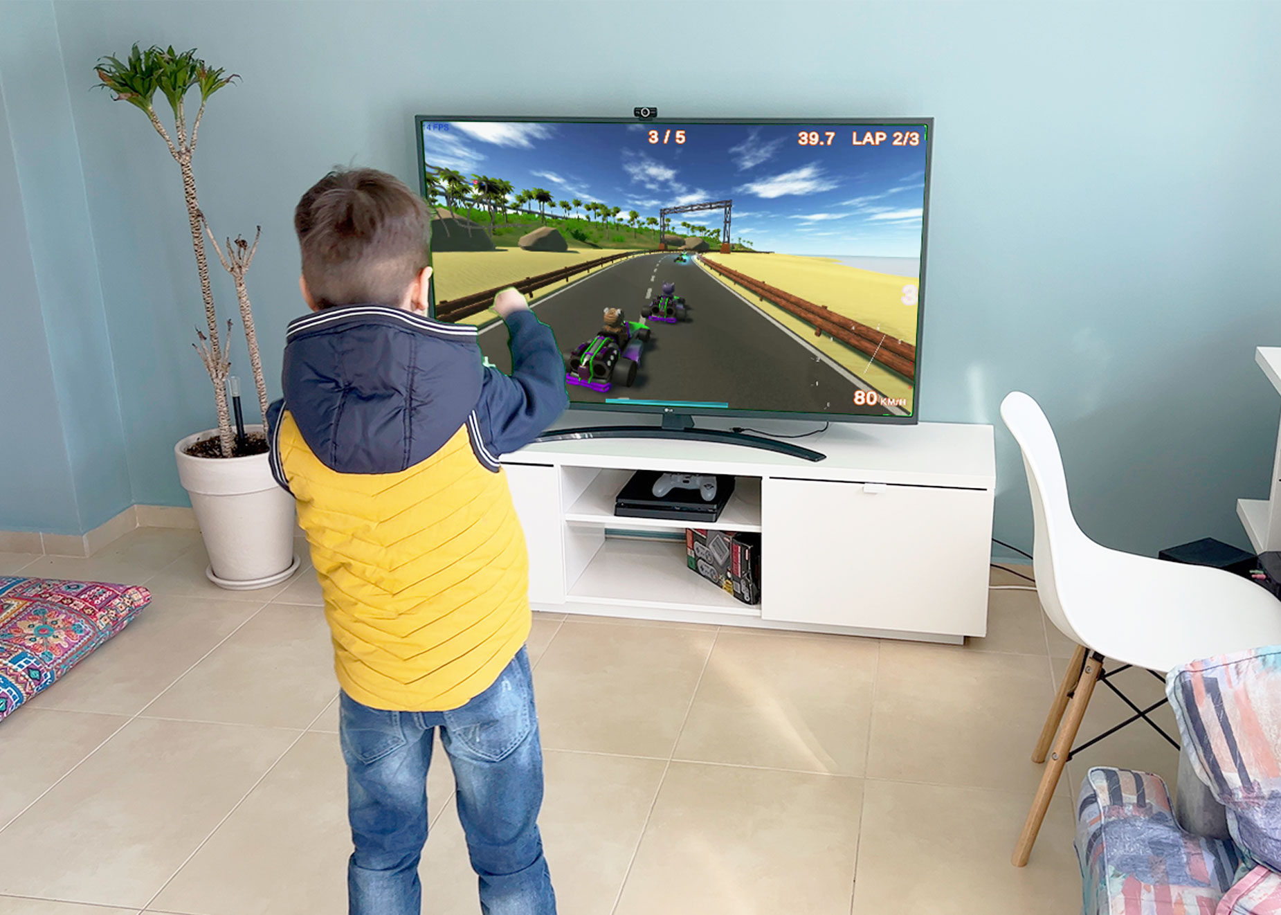 Niño jugando a STASISM frente al televisor