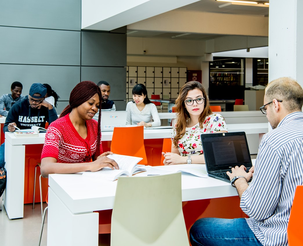 Students working together at Hasselt University